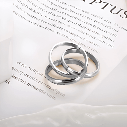 Alliance triple demi-jonc en acier plaqué or blanc posée.