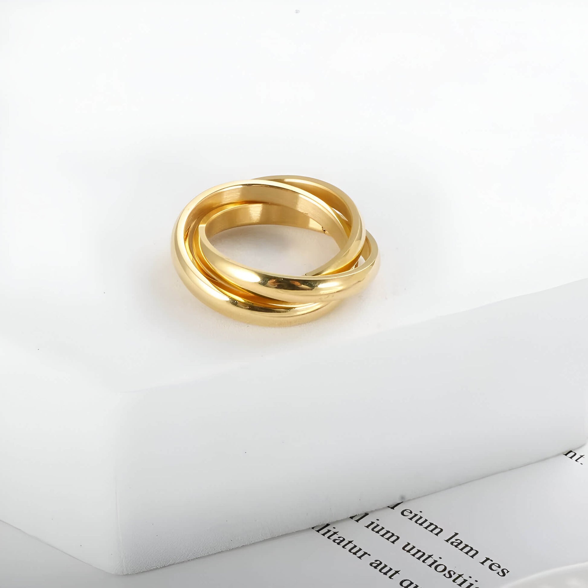 Alliance triple demi-jonc en acier plaqué or jaune à plat.