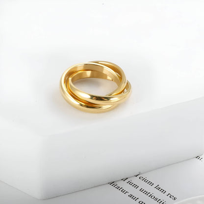 Alliance triple demi-jonc en acier plaqué or jaune à plat.