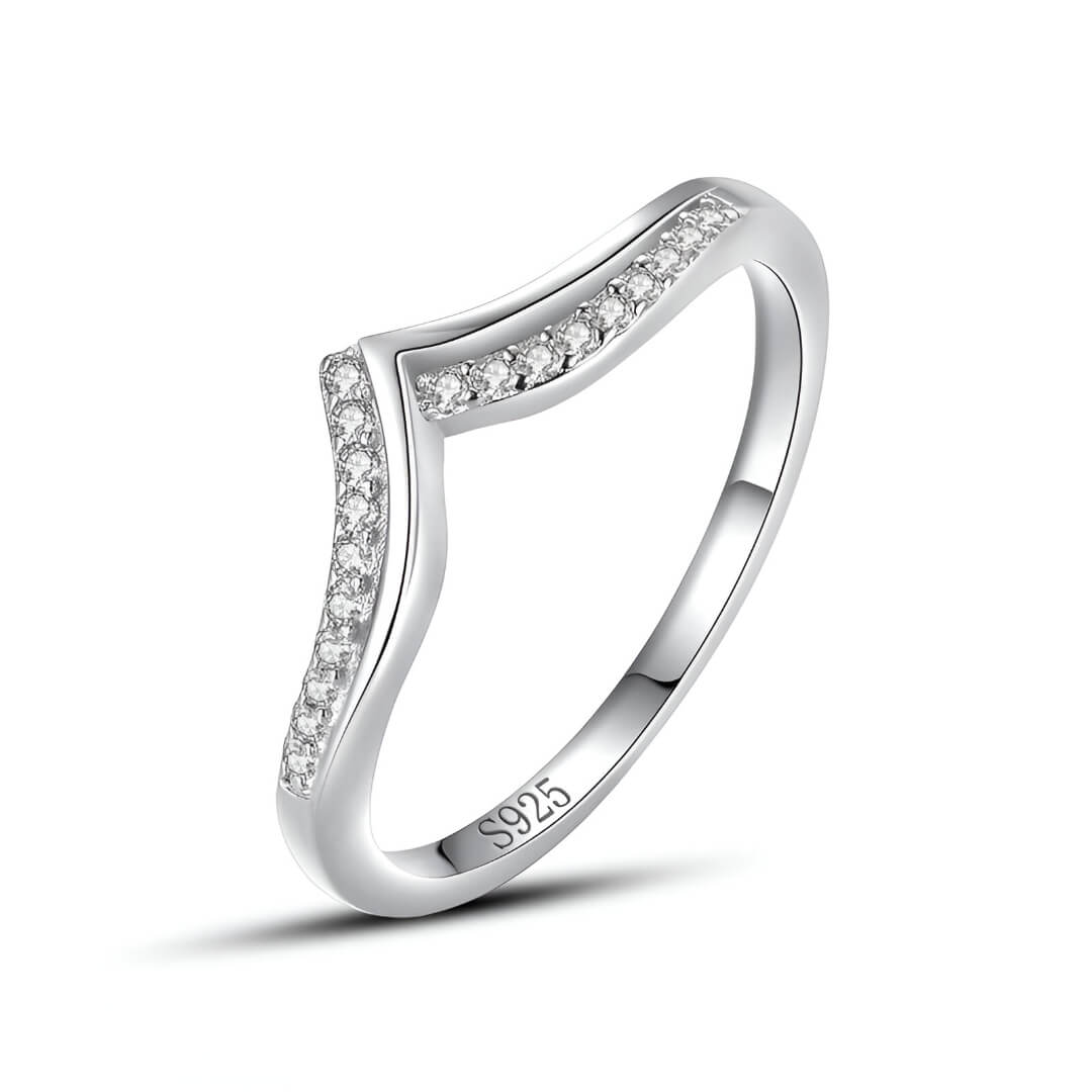 Alliance V Ophelia en argent 925 plaqué or blanc et diamants sur fond blanc.