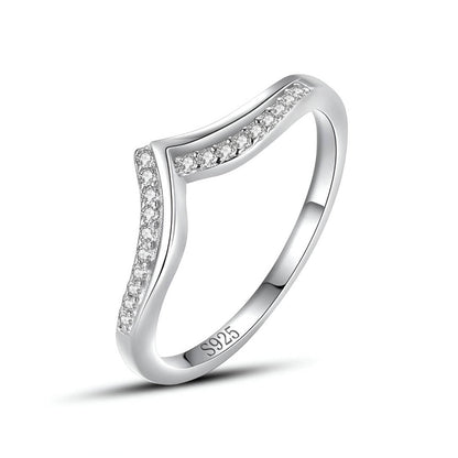 Alliance V Ophelia en argent 925 plaqué or blanc et diamants sur fond blanc.