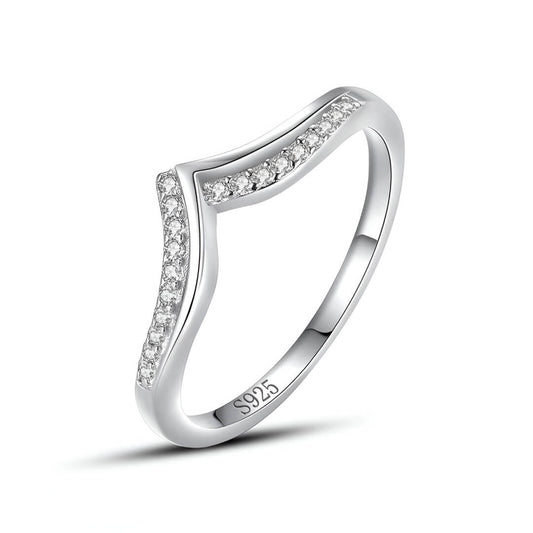 Alliance V Ophelia en argent 925 plaqué or blanc et diamants sur fond blanc.