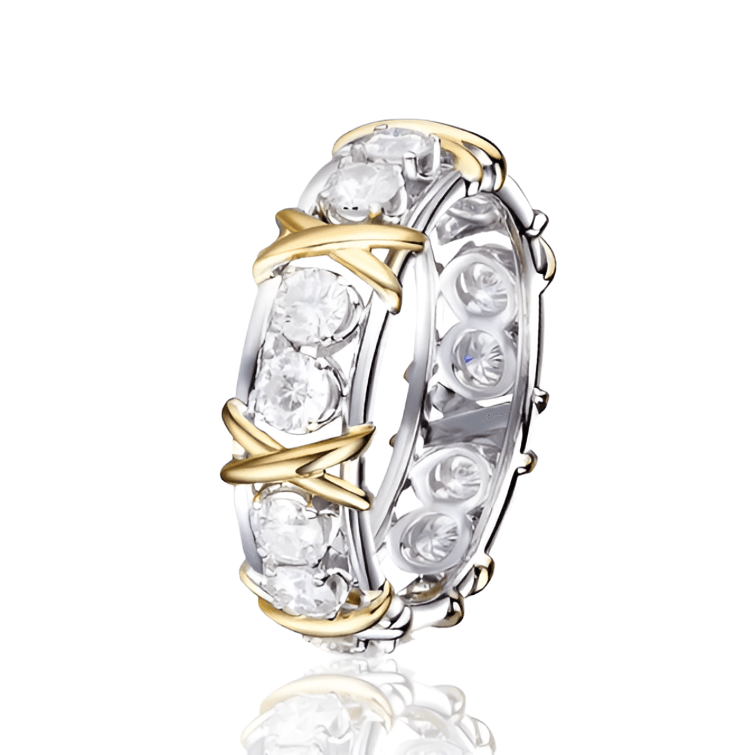 Alliance x en or jaune et diamant naturel sur fond blanc.