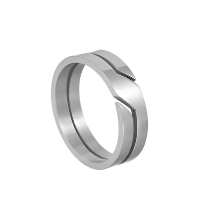 Anneau blanc rainuré fashion Éos en acier 316L sur fond blanc.