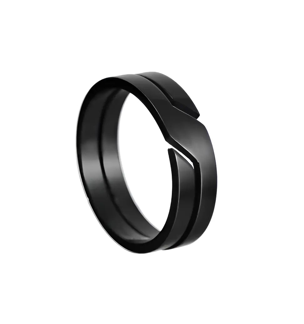 Anneau noir rainuré fashion Éos en acier 316L sur fond blanc.