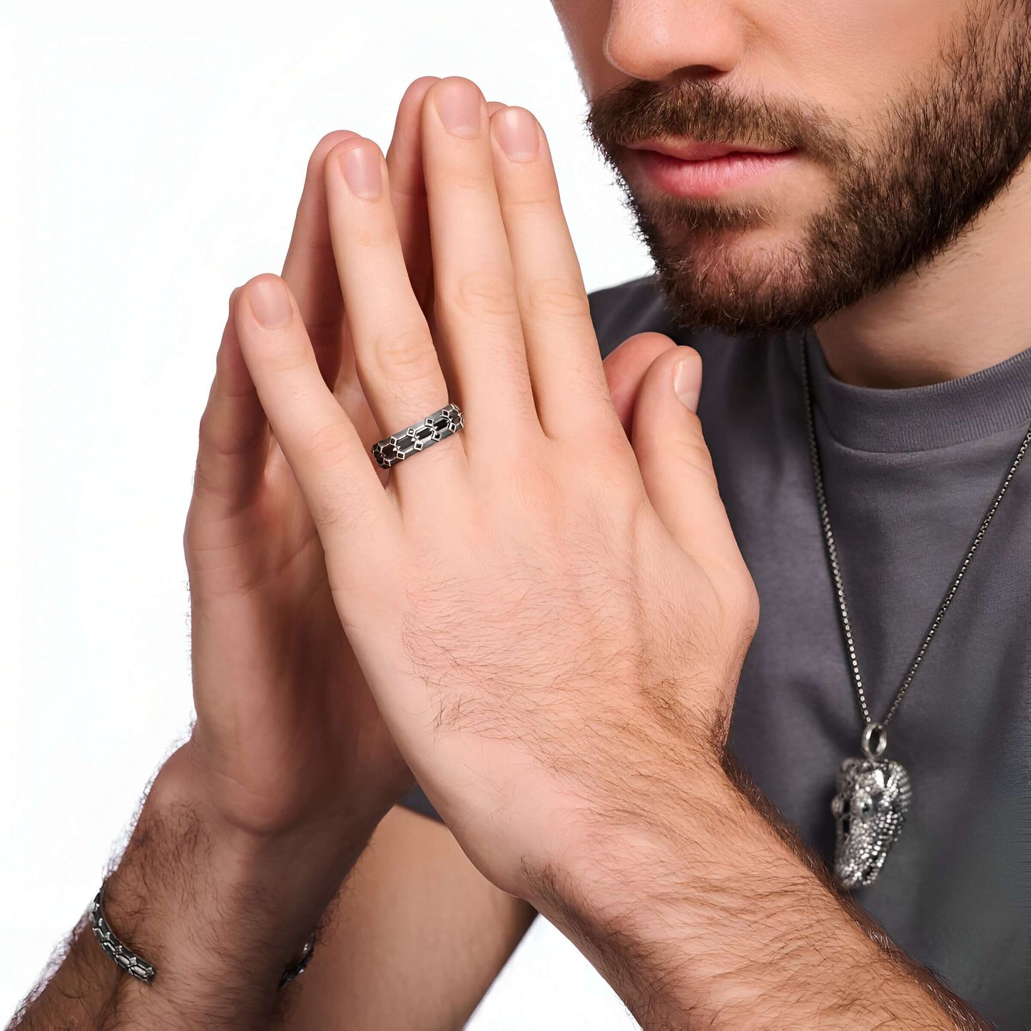 Bague à bande unisexe en argent 925 et platine sertie de diamants naturels noirs portée au doigt d'un homme.