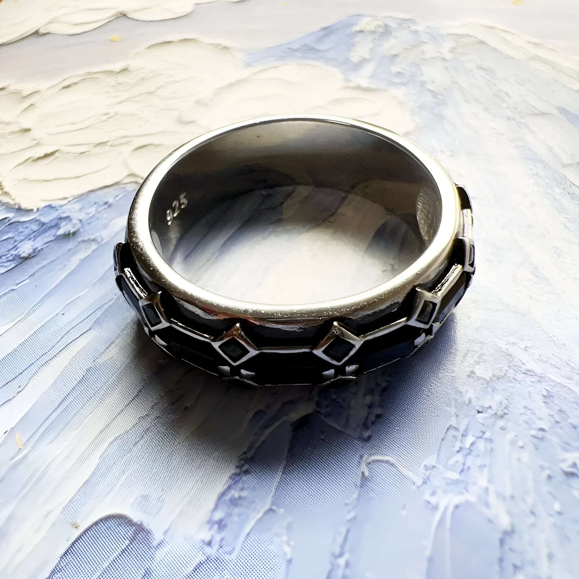 Bague à bande unisexe en argent 925 et platine sertie de diamants naturels noirs vue de front.