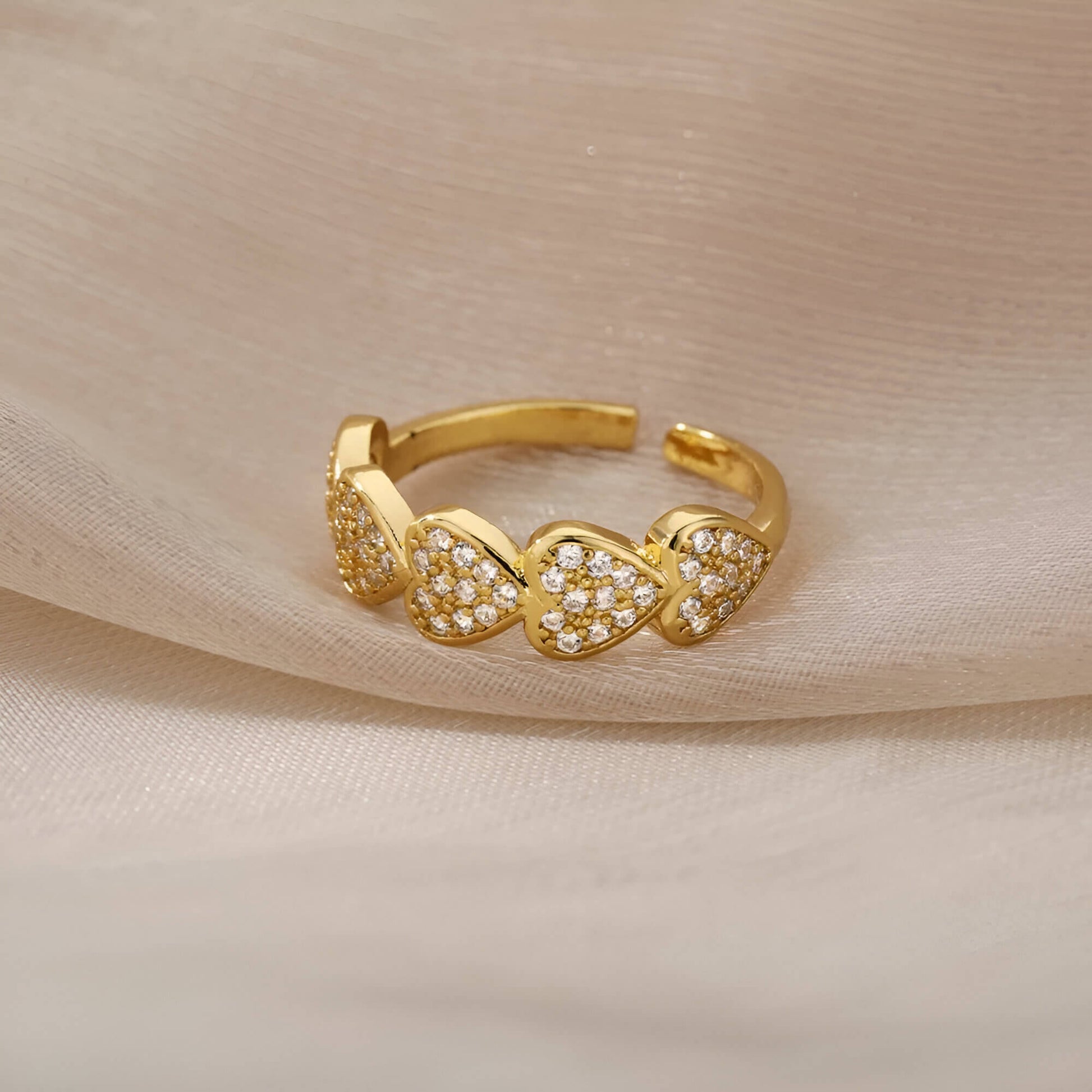Bague ajustable cinq cœurs dorés sertis de petits diamants Hecate en acier 316L plaqué or jaune 18K à plat.