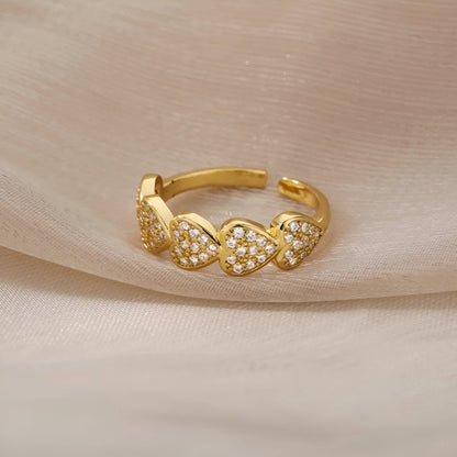 Bague ajustable cinq cœurs dorés sertis de petits diamants Hecate en acier 316L plaqué or jaune 18K à plat.
