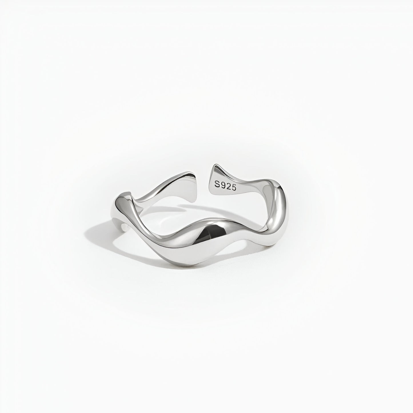 Bague ajustable sinueuse en argent 925 plaqué or blanc sur fond blanc.