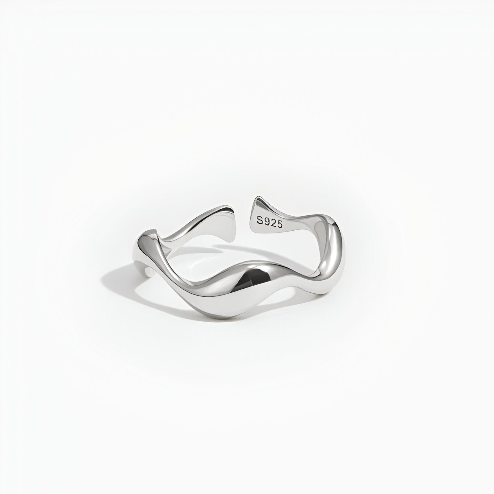 Bague ajustable sinueuse en argent 925 plaqué or blanc sur fond blanc.