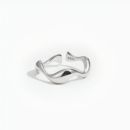 Bague ajustable sinueuse en argent 925 plaqué or blanc sur fond blanc.