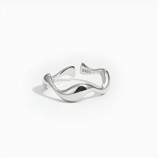 Bague ajustable sinueuse en argent 925 plaqué or blanc sur fond blanc.