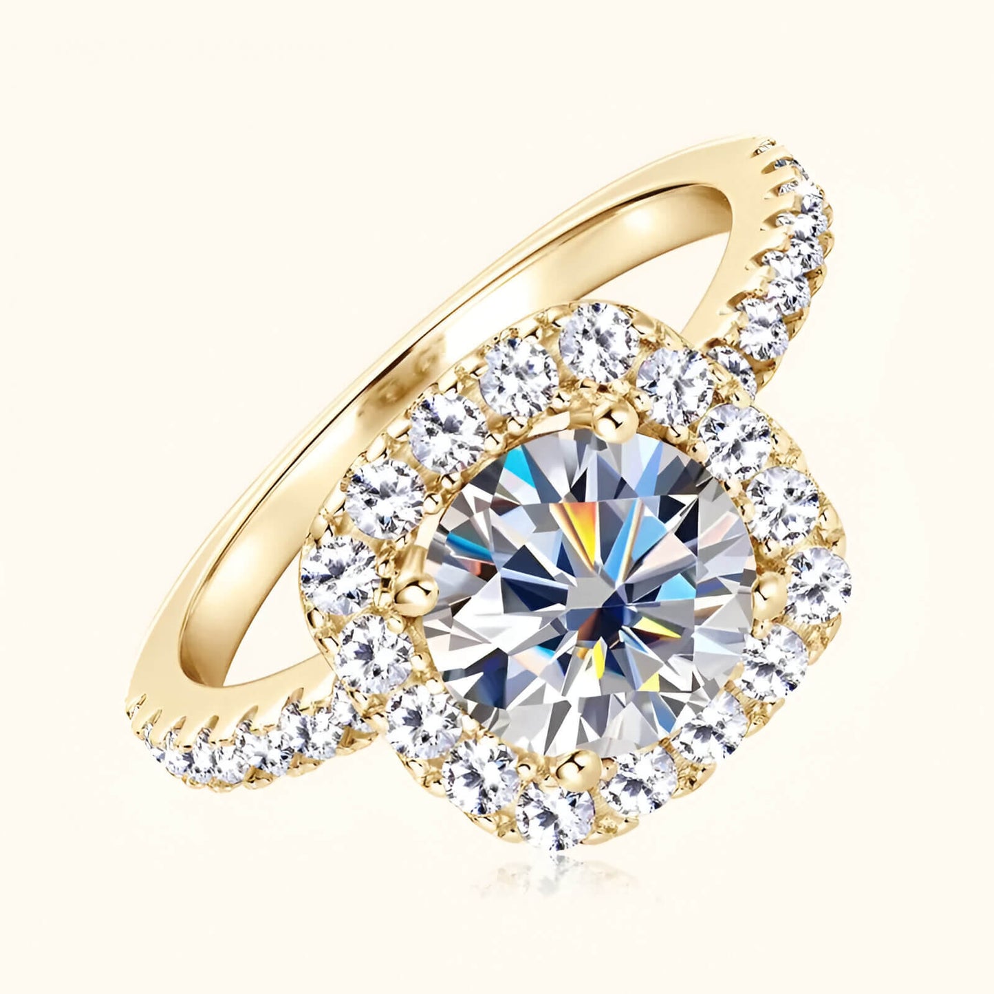 Bague auréole de pierres Moira en argent 925 plaqué or jaune rayonnant et diamants positionnée en biais.