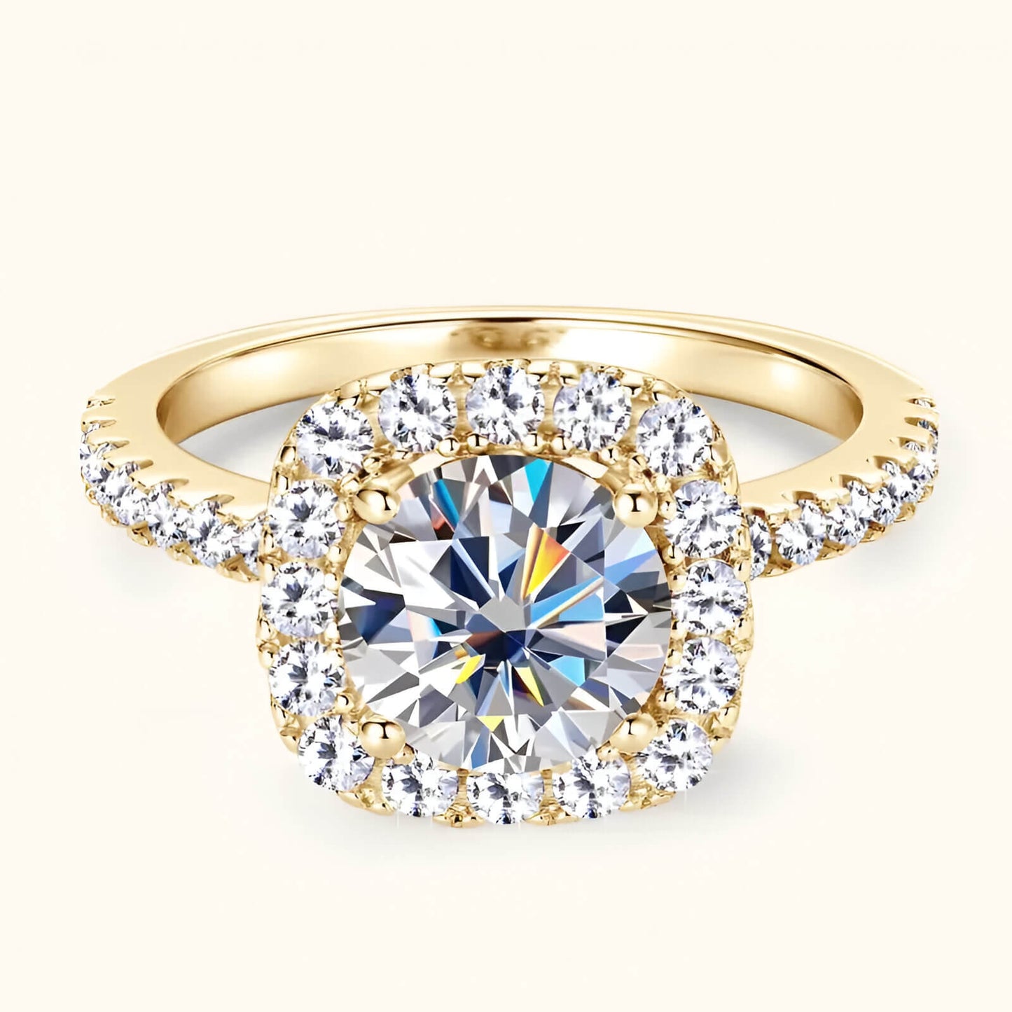 Bague auréole de pierres Moira en argent 925 plaqué or jaune et diamants étincelants vue de face.