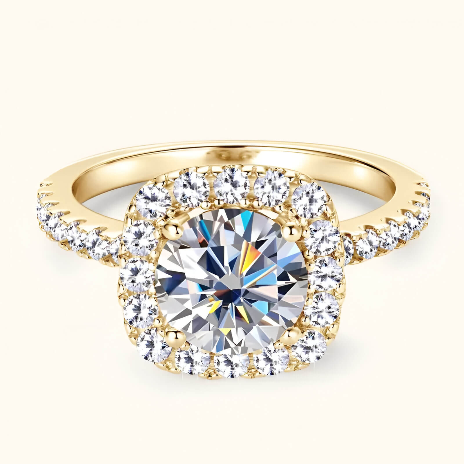 Bague auréole de pierres Moira en argent 925 plaqué or jaune et diamants étincelants vue de face.