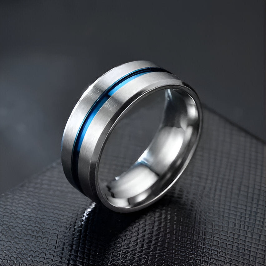 Bague bande bleue fashion homme Selwynen acier plaqué titane blanc vue de côté.
