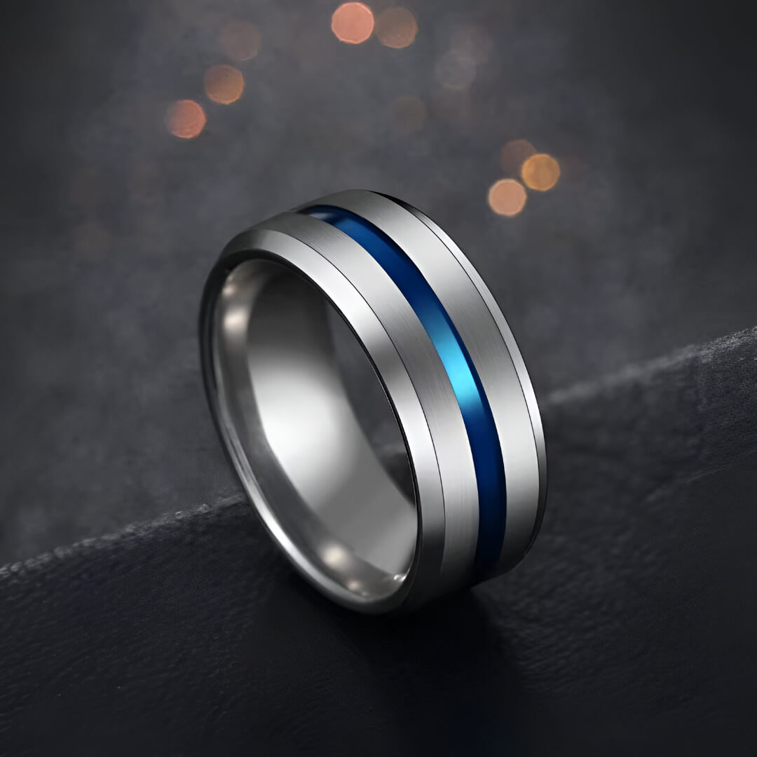Bague bande bleue fashion homme Selwynen acier 316L plaqué titane blanc debout.