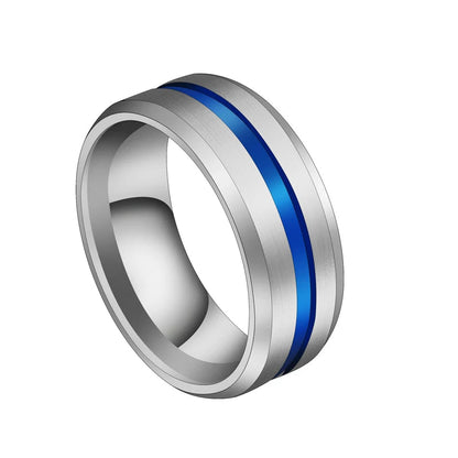 Bague bande bleue fashion homme Selwynen acier inoxydable 316L plaqué titane blanc sur fond blanc.