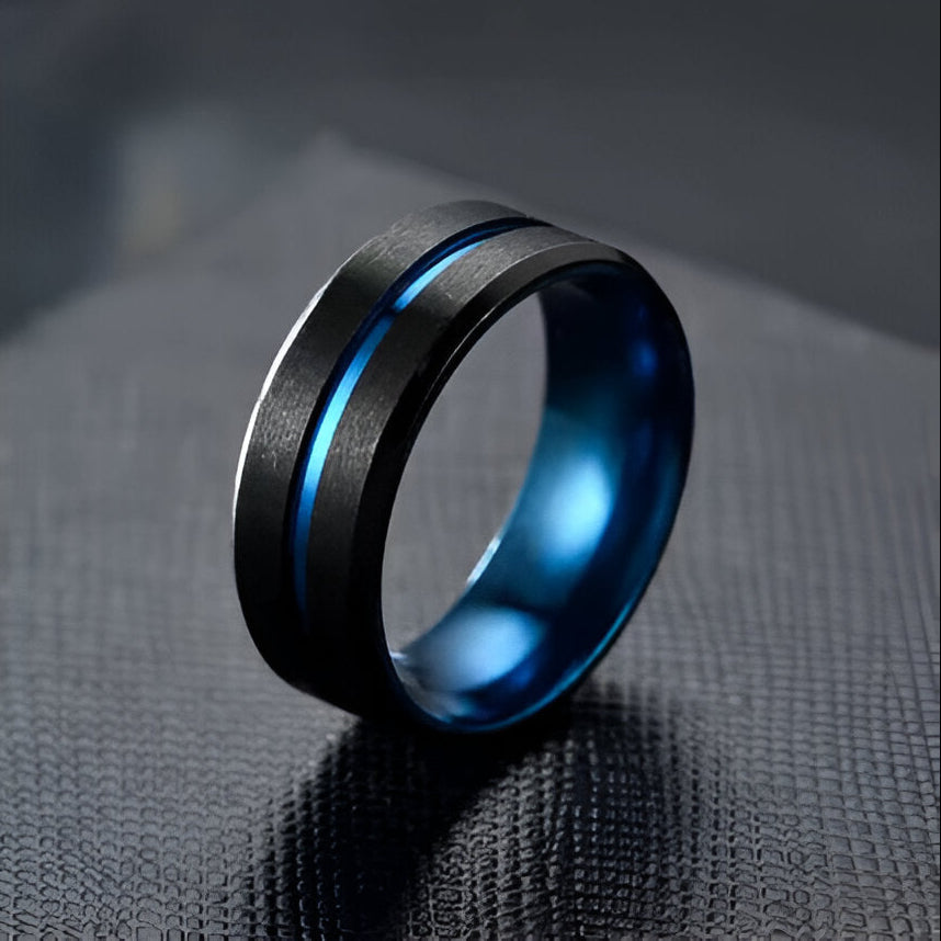 Bague bande bleue fashion homme Selwynen acier inoxydable 316L plaqué titane noir vue de côté.