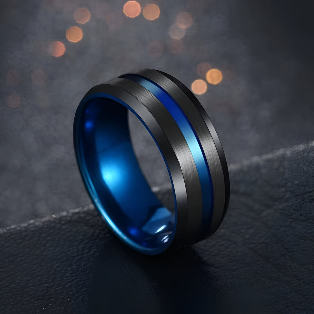 Bague bande bleue fashion homme Selwynen acier inoxydable plaqué titane noir debout.