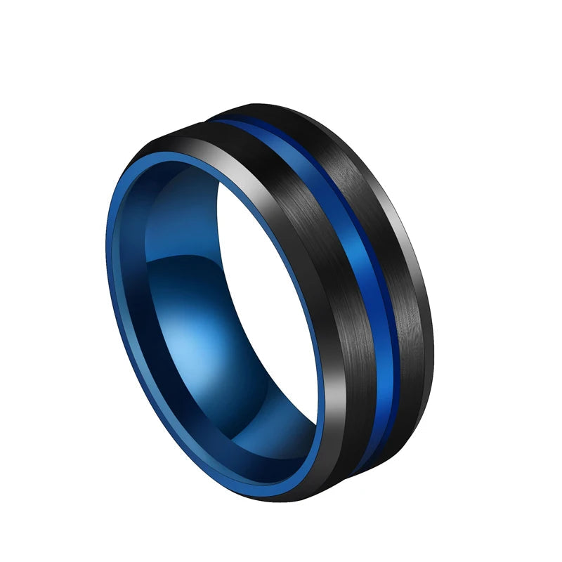 Bague bande bleue fashion homme Selwynen acier inoxydable plaqué titane noir sur fond blanc.