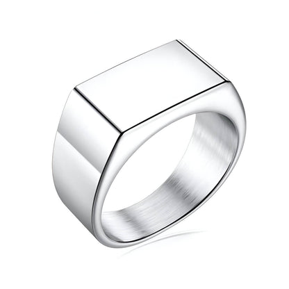 Bague chevalière en acier plaqué or blanc sur fond blanc.