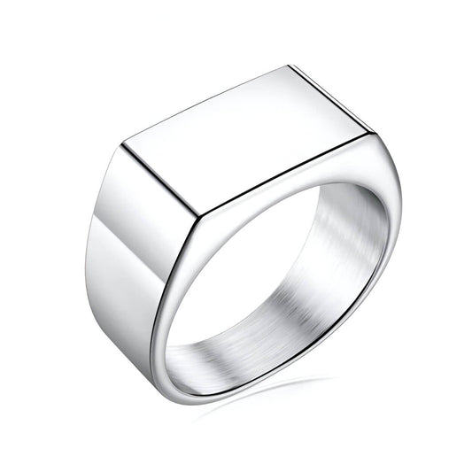 Bague chevalière en acier plaqué or blanc sur fond blanc.