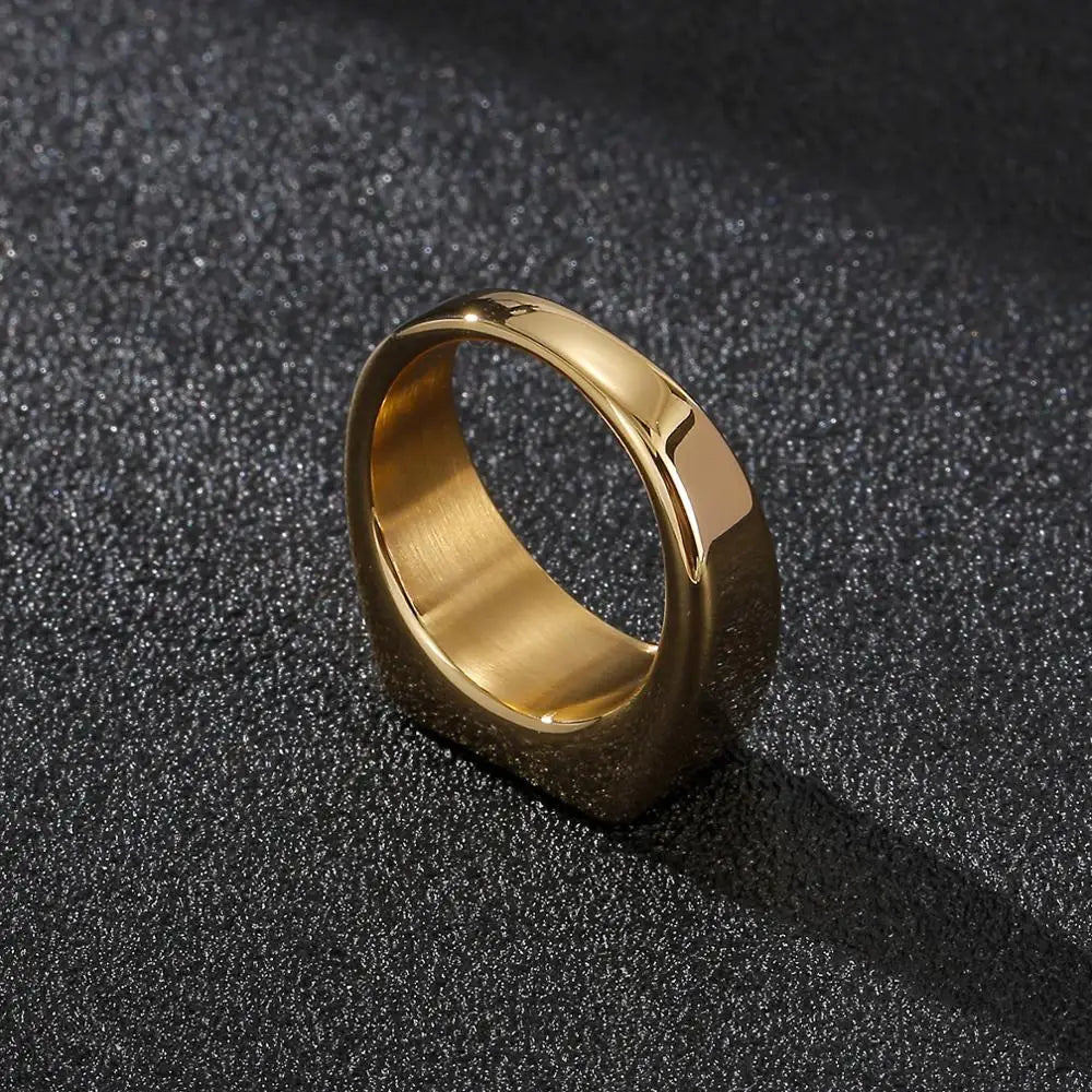 Bague chevalière en acier plaqué or jaune retournée.