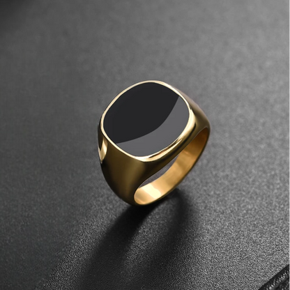 Bague chevalière en acier et or jaune sertie d'onyx debout.