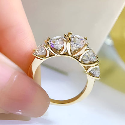 Bague de fiançailles cinq pierres en or jaune et diamants synthétiques vue latérale.