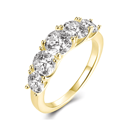 Bague de fiançailles cinq pierres en or jaune et diamants synthétiques sur fond blanc.