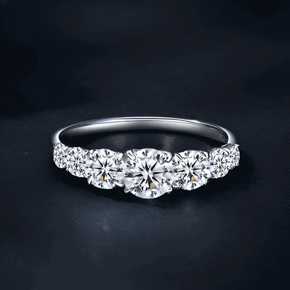 Bague cinq pierres graduées en or blanc et diamants synthétiques vue de face.