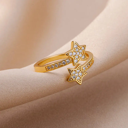 Bague constellations serties de diamants Layla en acier plaqué or jaune 18K vue de côté.