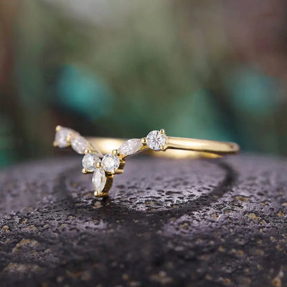 Bague courbée Serapine en acier plaqué or jaune et sept diamants vue de côté.