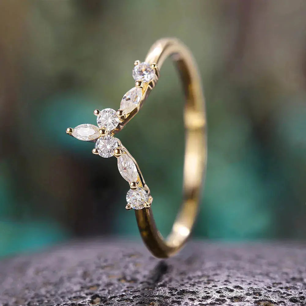 Bague courbée Serapine en acier inoxydable plaqué or jaune rayonnant et sept diamants debout.