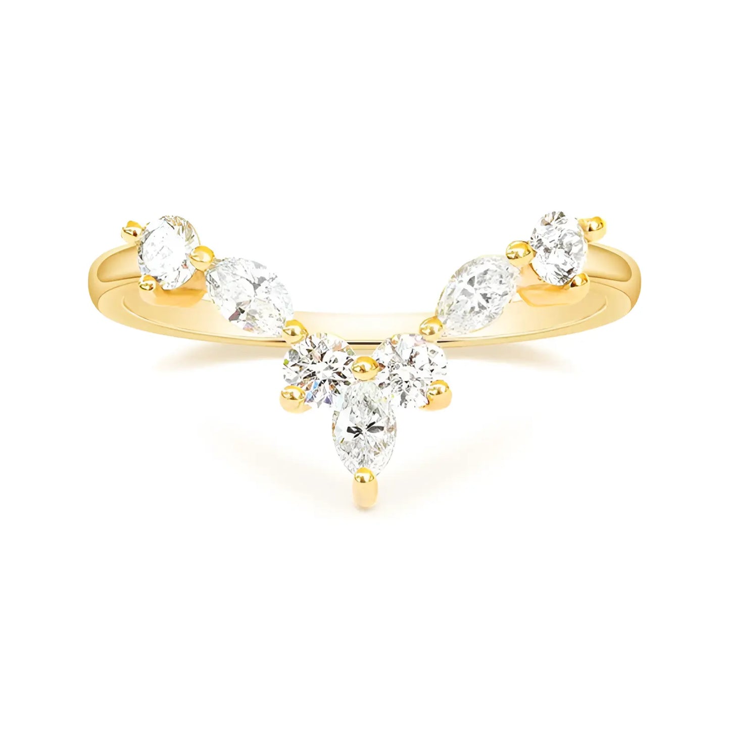 Bague courbée Serapine en acier inoxydable plaqué or jaune et sept diamants sur fond blanc.