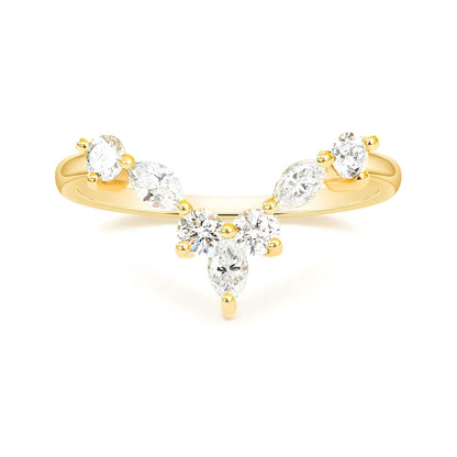 Bague courbée Serapine en acier inoxydable plaqué or jaune et sept diamants sur fond blanc.