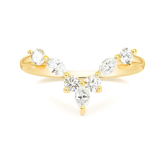 Bague courbée Serapine en acier inoxydable plaqué or jaune et sept diamants sur fond blanc.