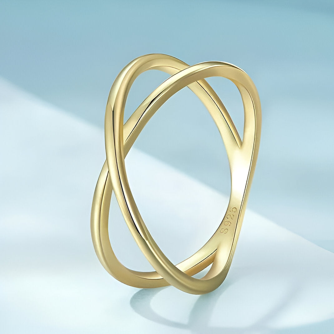 Bague croisement Nymiriel en argent 925 plaqué or jaune lumineux debout.