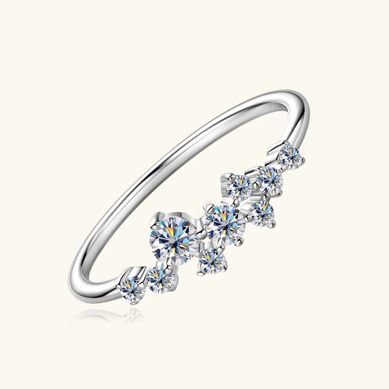 Bague d'engagement pavée Amarisse en argent 925 plaqué or blanc délicat et diamants positionnée en biais.