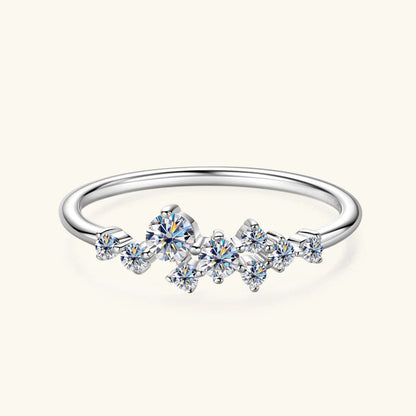 Bague d'engagement pavée Amarisse en argent 925 plaqué or blanc et diamants éclatants vue de face.