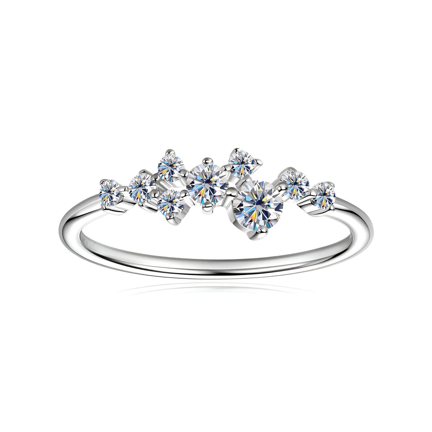 Bague d'engagement pavée Amarisse en argent 925 plaqué or blanc et diamants sur fond blanc.