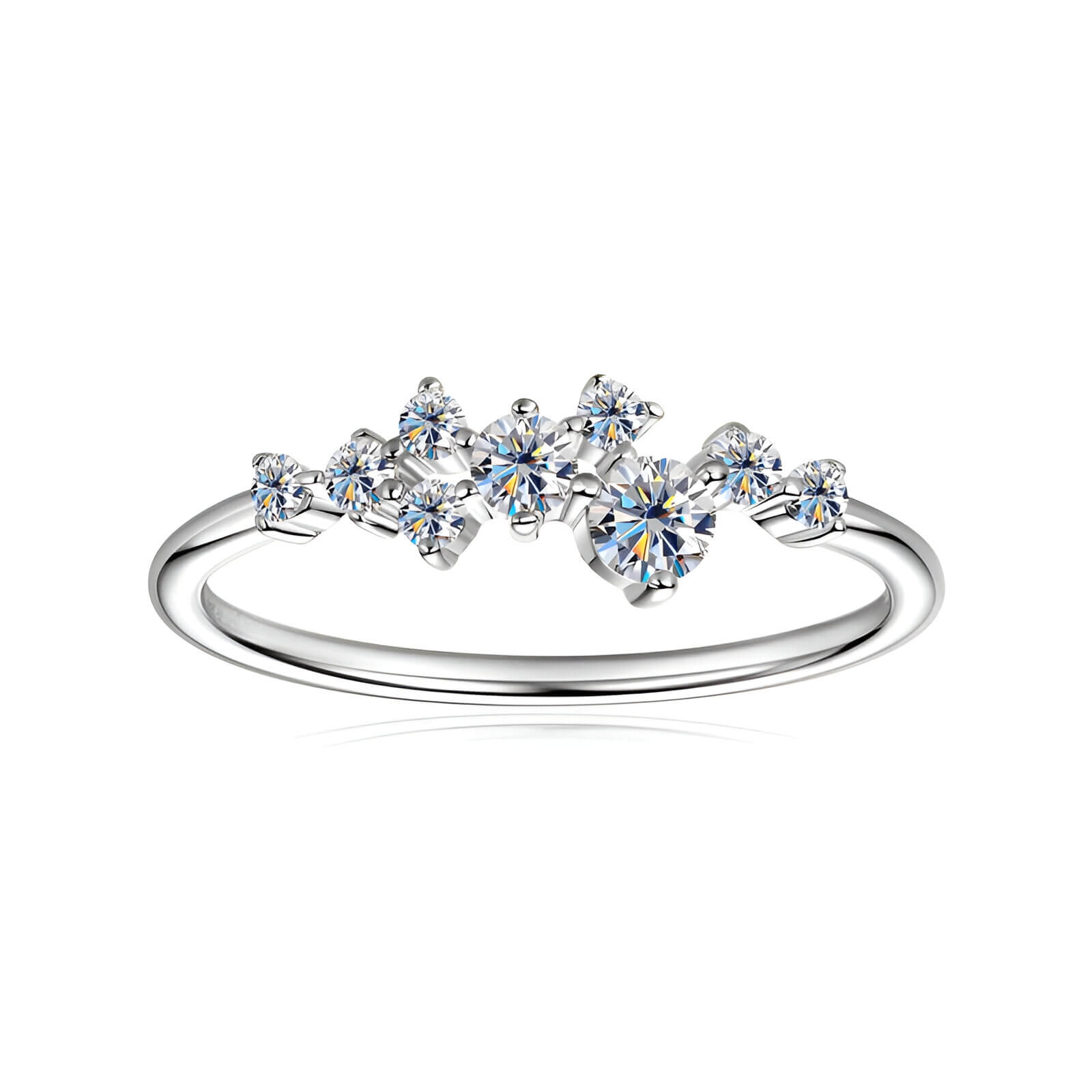 Bague d'engagement pavée Amarisse en argent 925 plaqué or blanc et diamants sur fond blanc.