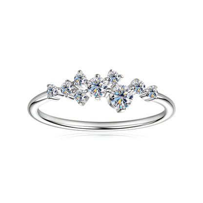 Bague d'engagement pavée Amarisse en argent 925 plaqué or blanc et diamants sur fond blanc.