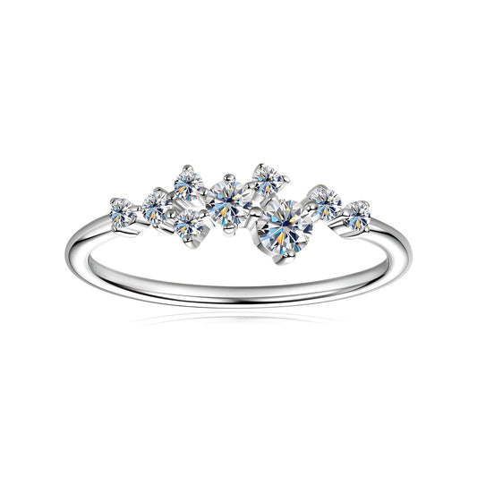 Bague d'engagement pavée Amarisse en argent 925 plaqué or blanc et diamants sur fond blanc.