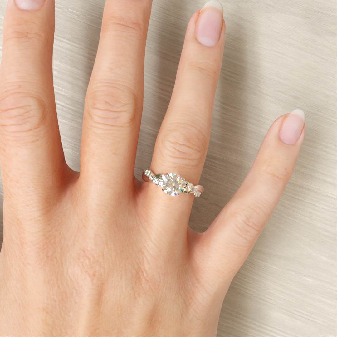Bague de fiançailles en argent tressée portée par une femme, zircon cubique et finition or blanc 18K - Élégance et raffinement - La Petite Rebelle.