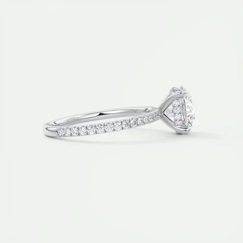 Bague de fiançailles en argent 925 rhodié orné d'un solitaire étincelant et de diamants à plat vue de côté.