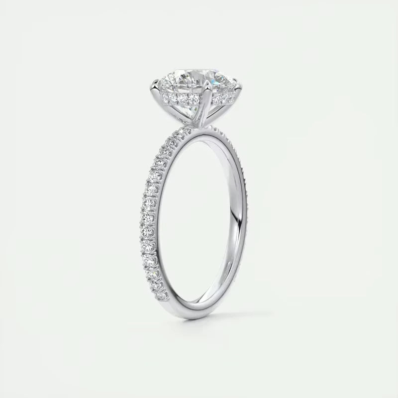 Bague de fiançailles en argent 925 plaqué rhodium orné d'un solitaire et de diamants debout vue de côté.
