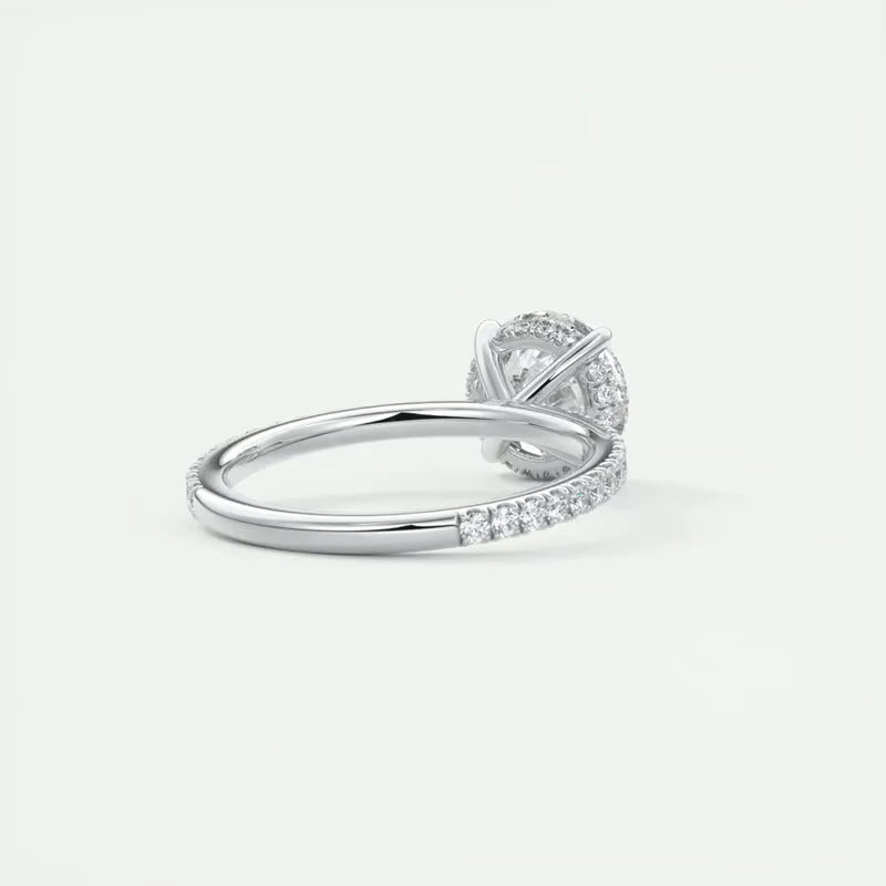Bague de fiançailles en argent 925 rhodié orné d'un solitaire et de diamants scintillants vue de dos.